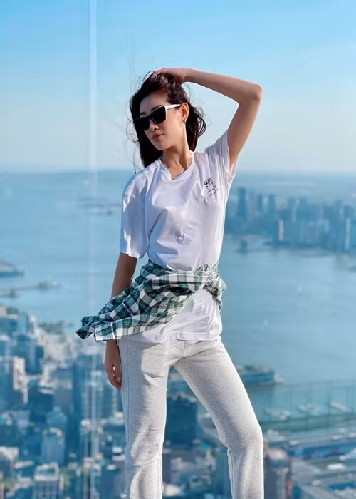 Trước đó, nàng hoa hậu chia sẻ, cô không quen ăn đồ Âu nên chỉ ăn trái cây với bánh ngọt tráng miệng vì thế bị giảm cân khi cuộc thi Hoa hậu Hoàn vũ Thế giới 2020 đi đến giai đoạn cuối cùng.