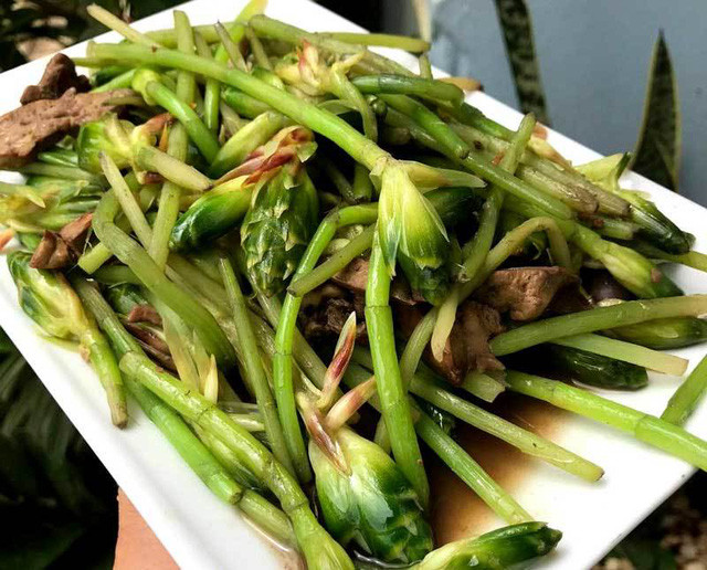 Các bà nội trợ cũng sẽ tranh thủ đặt mua loại hoa đặc sản này về ăn, bởi mỗi năm chỉ có một mùa, hoa gừng cũng không thể bảo quản trong thời gian quá dài. Trên diễn đàn nấu ăn, các món ăn nấu từ hoa gừng xuất hiện ngày càng nhiều. Hoa gừng không chỉ luộc mà còn có thể xào cùng thịt bò, hải sản, rang với thịt gà còn nhiều người còn đem xào với tóp mỡ ba chỉ. Song, sau khi chế biến thì không ít người đã bức xúc vì chỉ ăn được hoa, phần thân phải bỏ đi vì rất xơ, chưa kể công chế biến rất lâu, tốn thời gian.