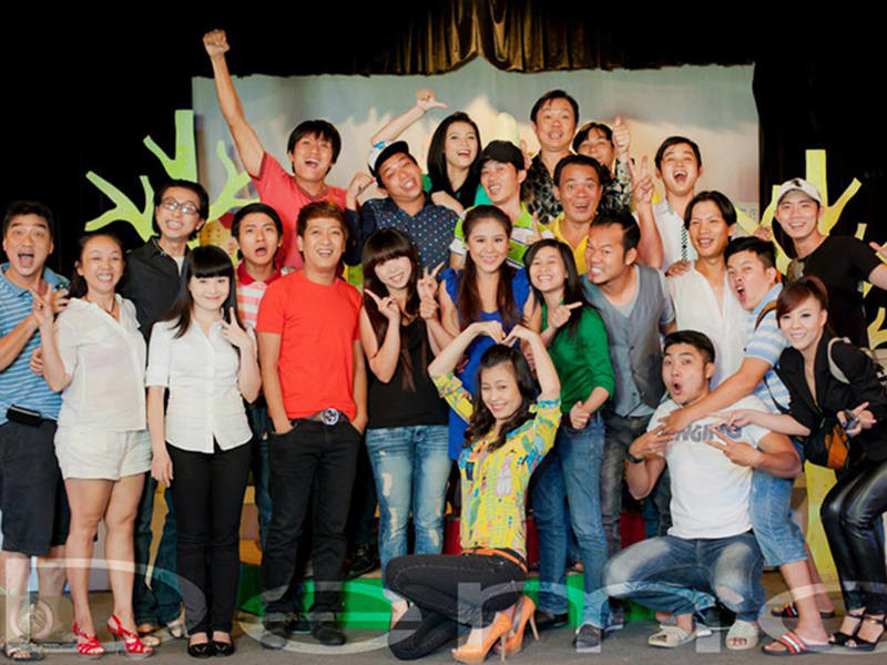 Hứa Minh Đạt được đào tạo diễn xuất chuyên nghiệp. Ra trường Cao đẳng Sân khấu Điện ảnh TP. HCM, anh về sân khấu 5B Võ Văn Tần, diễn sân khấu Phú Nhuận, sân khấu Idecaf rồi về sân khấu Nụ cười mới có Nam Thư, Lâm Vỹ Dạ, Quách Ngọc Tuyên. Ảnh: Thể thao văn hóa