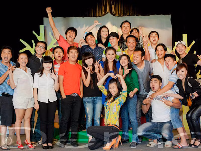 Hứa Minh Đạt được đào tạo diễn xuất chuyên nghiệp. Ra trường Cao đẳng Sân khấu Điện ảnh TP. HCM, anh về sân khấu 5B Võ Văn Tần, diễn sân khấu Phú Nhuận, sân khấu Idecaf rồi về sân khấu Nụ cười mới có Nam Thư, Lâm Vỹ Dạ, Quách Ngọc Tuyên. Ảnh: Thể thao văn hóa