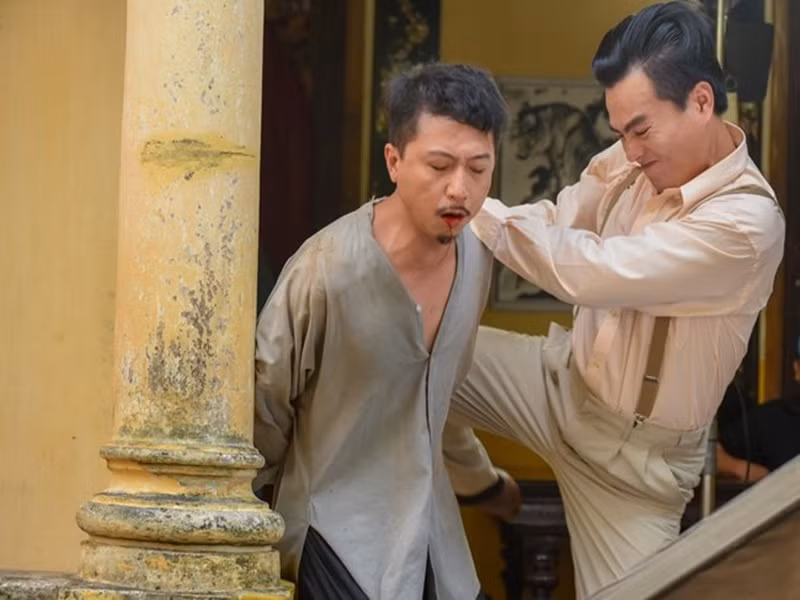 Ngoài diễn kịch, Hứa Minh Đạt còn góp mặt trong những bộ phim truyền hình, điện ảnh lẫn web-drama. Các vai diễn gây chú ý nhất của anh là Lũ trong phim truyền hình “Tiếng sét trong mưa”, Bảy Gà trong web-drama “Thập tứ cô nương”. Ảnh: Thời đại plus