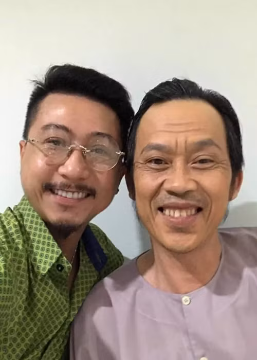 Hứa Minh Đạt được nhiều đàn anh, đàn chị dìu dắt trong đó có Hoài Linh. Nam diễn viên được Hoài Linh hỗ trợ từ diễn kịch dài đến đóng cặp trong nhiều tiểu phẩm. Hứa Minh Đạt cảm thấy may mắn khi diễn chung với Hoài Linh nhiều nên mới được khán giả biết đến.