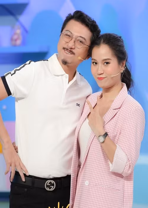 Hứa Minh Đạt kết hôn với Lâm Vỹ Dạ năm 2010. Trong những năm đầu kết hôn, cuộc sống của cặp đôi nghệ sĩ gặp nhiều khó khăn về kinh tế nhưng cả hai chưa từng buông tay nhau.