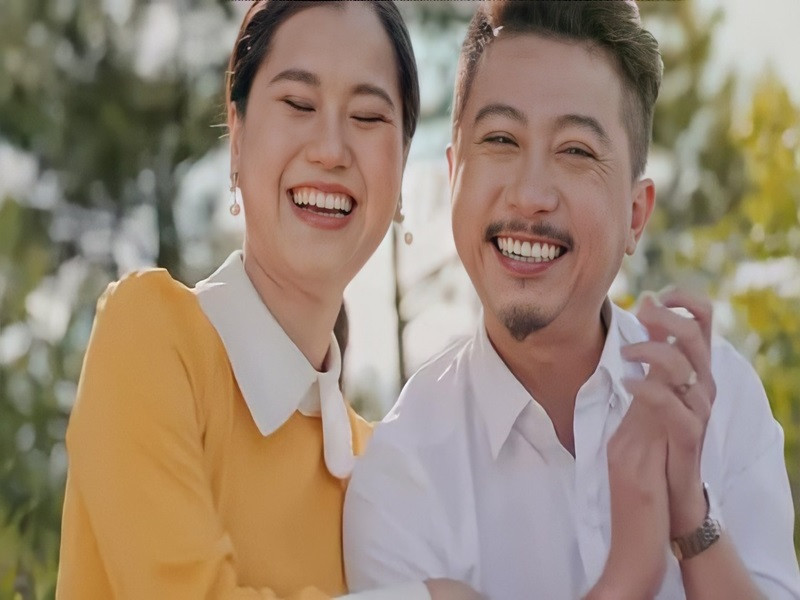 Có vợ là nghệ sĩ nổi tiếng, Hứa Minh Đạt được nhiều người cho rằng nhờ vợ “mở đường”. Nam diễn viên không ngại thừa nhận anh nổi tiếng được là nhờ Lâm Vỹ Dạ. “Khi bé Dạ nổi tiếng thì người ta cũng tìm đến và hỏi chồng Dạ là ai. Không có vấn đề gì phải phàn nàn hết, vì đó là sự may mắn và cũng là cái cơ duyên để khán giả biết tới gia đình của Hứa Minh Đạt và Lâm Vỹ Dạ”, anh nói.