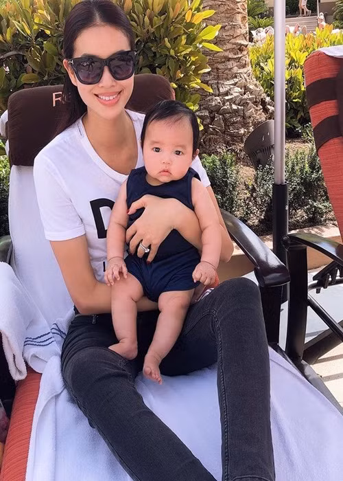 Danh tính bố của con trai được Hoa hậu Phạm Hương giữ kín như bưng. Tuy nhiên, một số nguồn tin cho biết, bố của con trai Phạm Hương tên P.T, một doanh nhân có tiếng cùng quê Hải Phòng với cô và từng trải qua 1 đời vợ, có 2 con trai.