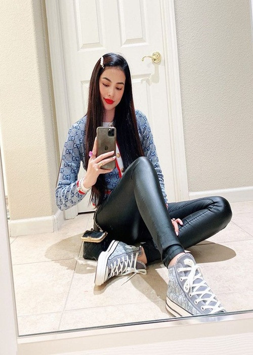 Sau khi sang Mỹ, Phạm Hương liên tục vướng scandal như ngồi lên bí ngô chụp ảnh dù có biển cấm, mắc lỗi tiếng Anh, bị tố đạo văn khi khoe con trai. Sau những ồn ào, nàng hậu trở nên kín tiếng hơn, có thời gian khóa trang cá nhân Instagram.