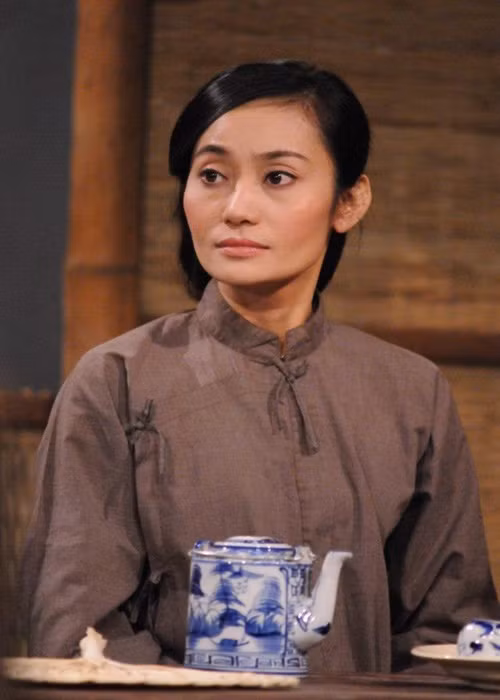 Hạnh Thúy làm diễn viên tại Nhà hát Kịch TP HCM từ năm 1997 đến 1999.