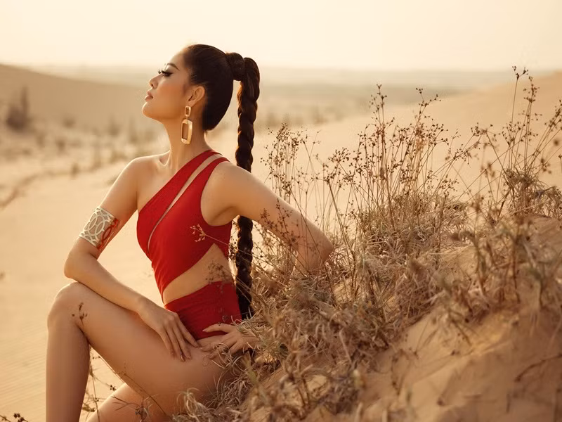 Nàng hoa hậu tung 2 bộ ảnh bikini trước và sau khi sang Mỹ. Cô chọn thiết kế áo tắm tối giản để tôn đường cong nóng bỏng.