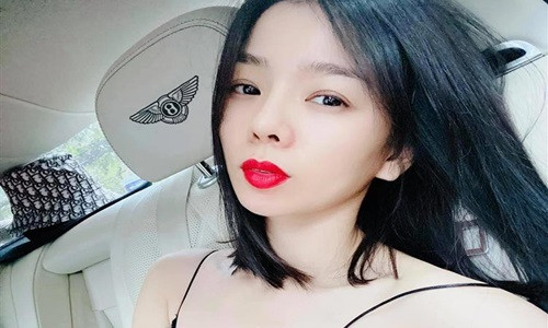 Le Quyen dap tra gay gat khi bi cuoi nhao “nuoi trai“