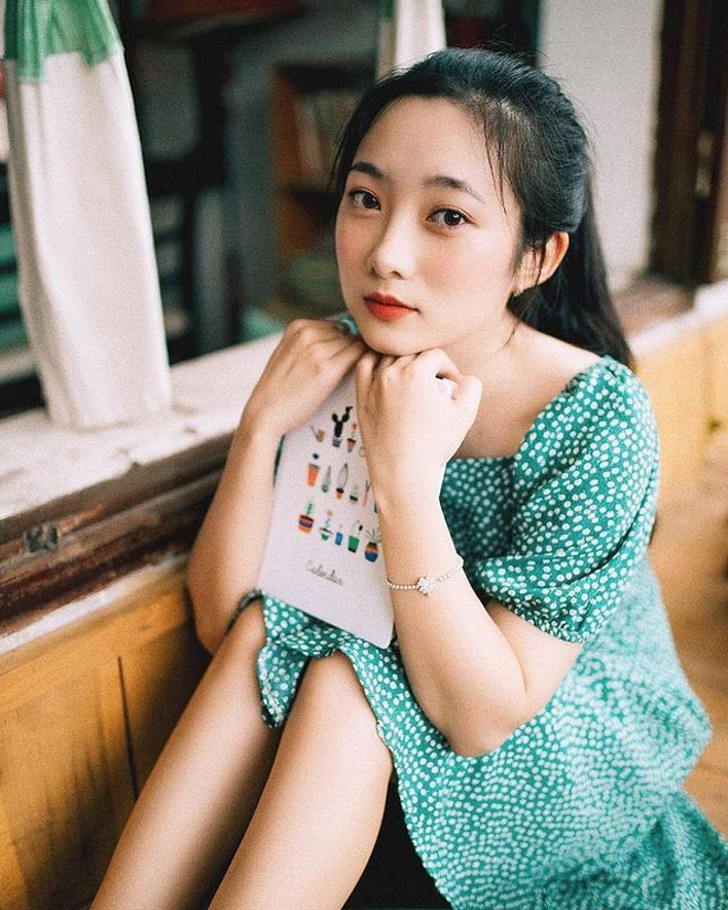 Mình luôn được các em học sinh từ nhỏ đến lớn chú ý, dành cho sự quý mến đặc biệt. Từng dạy dỗ nhiều lứa học trò khác nhau, điều mà mình hạnh phúc nhất là được các em nhớ đến với hình ảnh một cô giáo xinh xắn, dễ thương, để lại kỷ niệm đẹp trong mắt học trò”, Hà Phương chia sẻ.