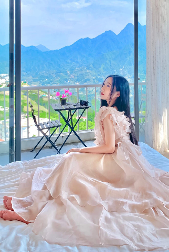 Hiện tại, Hà Phương là giáo viên dạy Toán cấp 1 và cấp 2 tại các nền tảng giáo dục trực tuyến. Một lần nữa, cô gái Hà Nội lại được biết đến với hình ảnh cô giáo xinh như mộng.