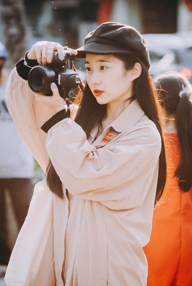 Hà Phương từng nghe không ít người thắc mắc về mình: “Tại sao một giáo viên dạy Toán lại làm thêm về nghệ thuật”. Cô nàng cười chia sẻ: “Với mình, đó là điều quá đỗi bình thường vì mình có duyên với những công việc đó, đam mê chúng, hết lòng vì chúng”.