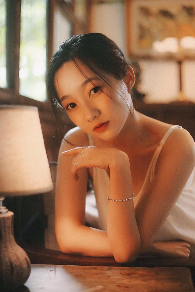 Hà Phương từng là sinh viên chuyên ngành Sư phạm Toán của trường Đại học Thủ đô Hà Nội. Năm 2017, cô nàng ra trường với tấm bằng loại giỏi, điểm tốt nghiệp là 3.3/4. Tổng điểm rèn luyện toàn khóa của cô đạt 92/100 điểm, xếp loại xuất sắc.