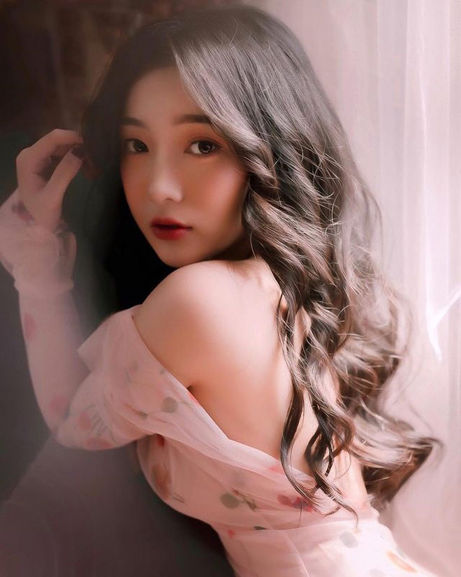 Tính đến nay, cô giáo Hà Nội đã có hơn 7 năm kinh nghiệm giảng dạy môn Toán. Cô có rất nhiều kỷ niệm đáng nhớ với công việc này, trong đó, điều khiến cô vui nhất là được học sinh gọi với danh xưng “cô giáo Hạ”.