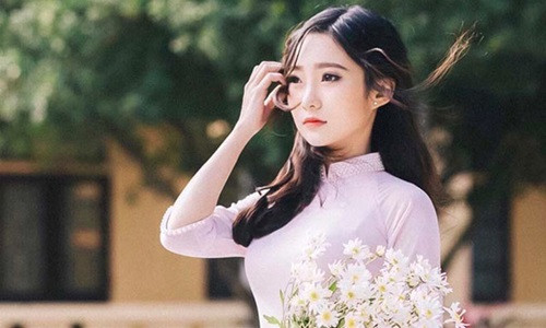 Những cô giáo có ngoại hình xinh đẹp thường dễ dàng thu hút sự quan tâm của nhiều người. Lê Hà Phương (sinh năm 1995, nick name Tiêu Hạ) là một trong số đó. Hà Phương được đông đảo dân mạng biết đến từ khi còn là sinh viên nhờ vẻ ngoài xinh đẹp như “nàng thơ”. Cô nàng thường xuất hiện trong những bộ ảnh nghệ thuật nhẹ nhàng, nữ tính và gây ấn tượng với vẻ đẹp mỏng manh tựa sương khói.