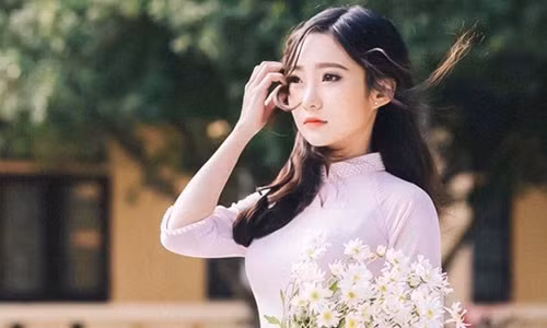 Những cô giáo có ngoại hình xinh đẹp thường dễ dàng thu hút sự quan tâm của nhiều người. Lê Hà Phương (sinh năm 1995, nick name Tiêu Hạ) là một trong số đó. Hà Phương được đông đảo dân mạng biết đến từ khi còn là sinh viên nhờ vẻ ngoài xinh đẹp như “nàng thơ”. Cô nàng thường xuất hiện trong những bộ ảnh nghệ thuật nhẹ nhàng, nữ tính và gây ấn tượng với vẻ đẹp mỏng manh tựa sương khói.