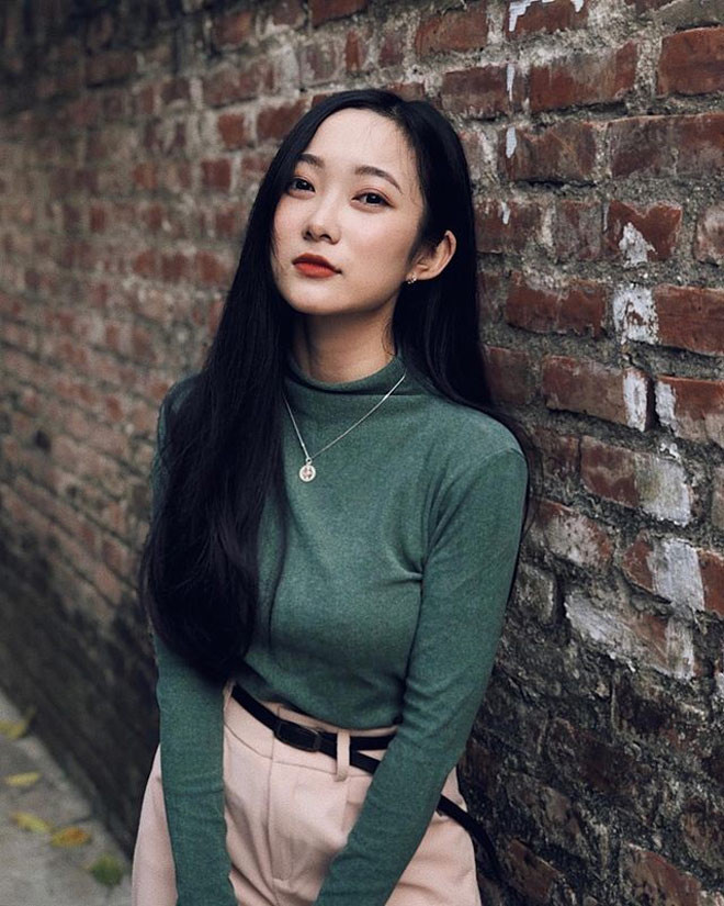 Sau khi tốt nghiệp, trong khi bạn bè đồng lứa dạy học tại trường thì Hà Phương lại lựa chọn giảng dạy online. Cô nàng lý giải: “Mình muốn thỏa mãn được những đam mê riêng của bản thân, vừa được dạy học, vừa có thời gian làm mẫu ảnh, nhiếp ảnh gia và những công việc tự do khác”.