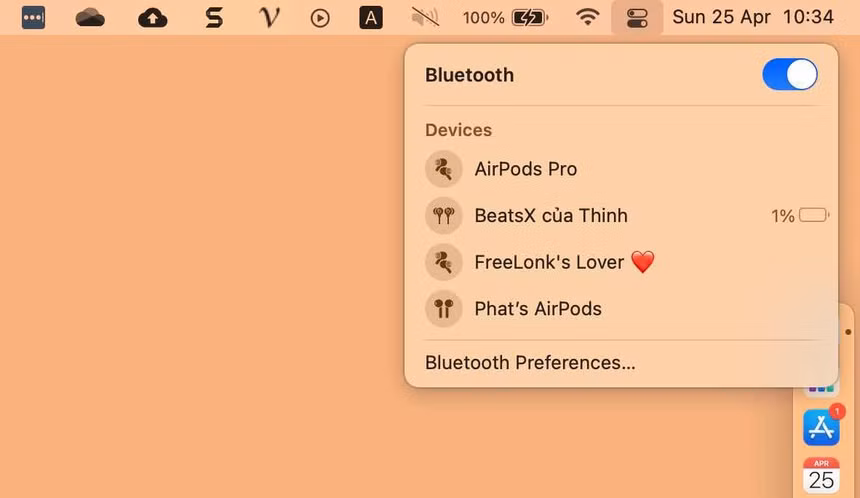 Tắt Bluetooth khi không cần thiết. Nếu không sử dụng loa, tai nghe hay chuột, người dùng có thể tắt Bluetooth trên máy để tiết kiệm pin. Nhấn vào biểu tượng Control Center trên menu bar, chọn Bluetooth > Off. Lưu ý rằng tắt Bluetooth cũng sẽ vô hiệu Continuity, tính năng cho phép chia sẻ nhanh nội dung giữa máy Mac với iPhone, iPad. Ảnh: Chụp màn hình.