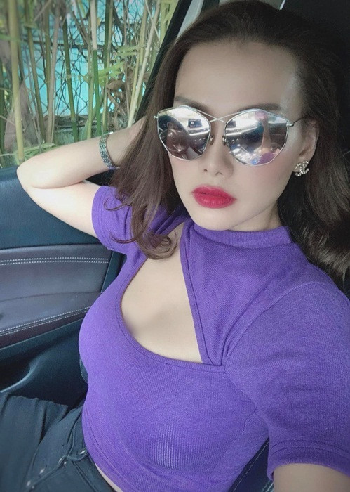 Nữ MC sinh năm 1984 chia sẻ: “Nói lại cho rõ là mình chọn không bình luận gì các vấn đề nóng hiện tại vì mình không rõ bản chất nó ra sao chứ không có nghĩa là mình lên án những ai chọn cách bàn luận bày tỏ quan điểm nha. Đó là quyền của mỗi người mà".