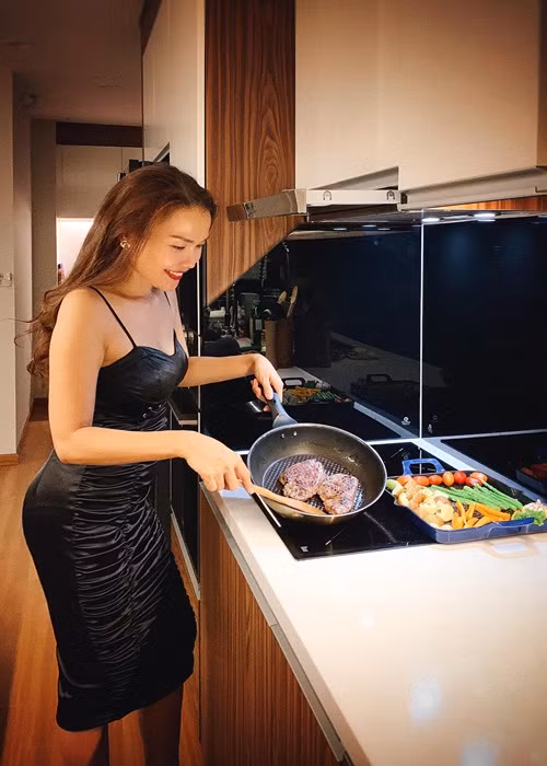 Nữ MC được khen ngày càng đẹp mặn mà sau khi sinh nở.