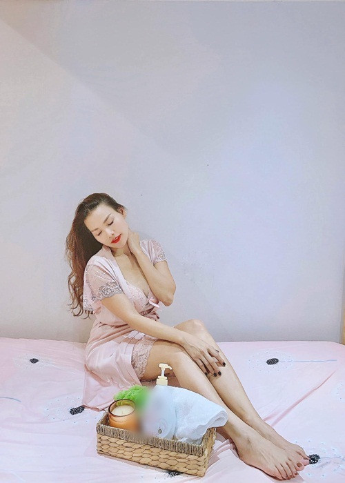 Ngoài làm MC, Ngô Như Quỳnh còn viết sách. Như Quỳnh là tác giả của hai cuốn tiểu thuyết “Ngoại tình với cô đơn” và “Tất cả em cần là tình yêu”.