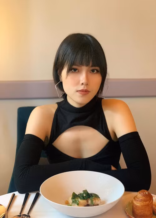 Ánh Tuyết ăn mặc trẻ trung, sành điệu, không quê mùa như trong phim.