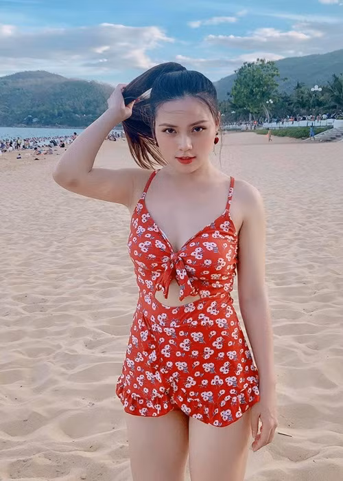 Ánh Tuyết được nhiều cư dân mạng yêu thích qua những vai diễn hài hước trong đoạn phim ngắn, video do cô lên ý tưởng, viết kịch bản và sản xuất nội dung.