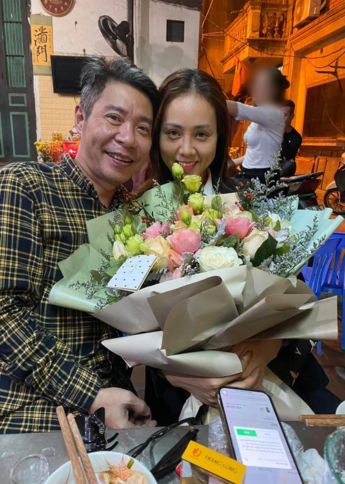 Công Lý tươi rói mừng sinh nhật của bà xã kém 15 tuổi.