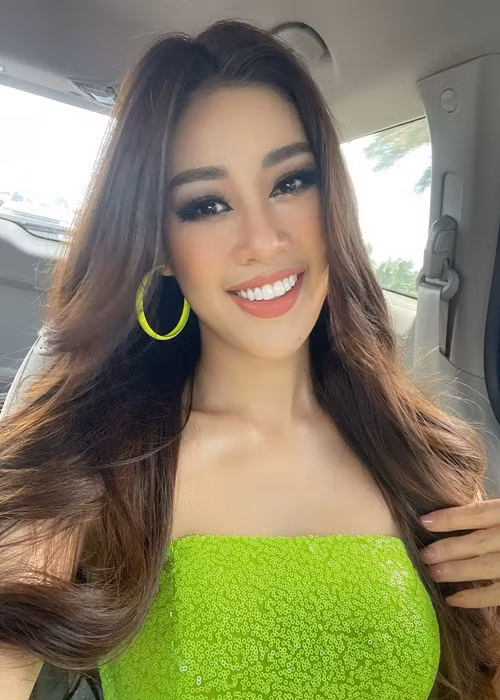 Ê-kíp của Khánh Vân hé lộ trang phục của người đẹp gồm nhiều thiết kế dùng thủ pháp màu sắc hội họa, tranh ảnh phong cảnh, danh thắng, văn hóa con người Việt Nam.