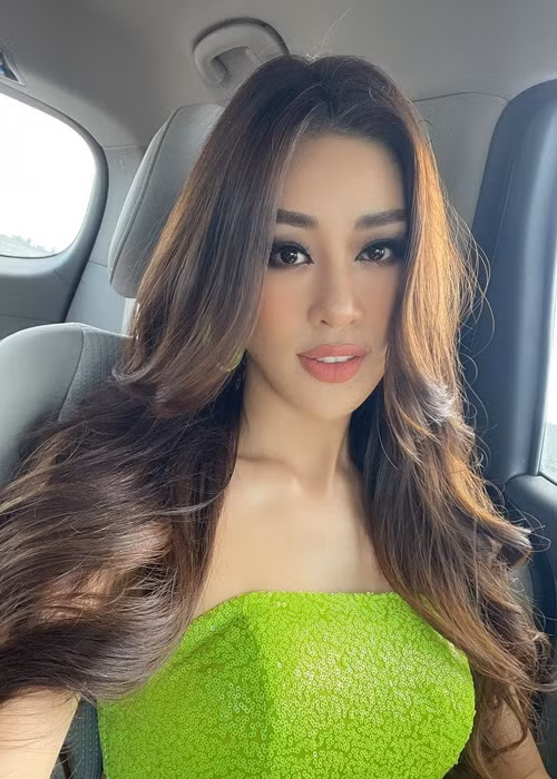 Ở Hoa hậu Hoàn vũ Thế giới 2020, Khánh Vân tự trang điểm, làm tóc.