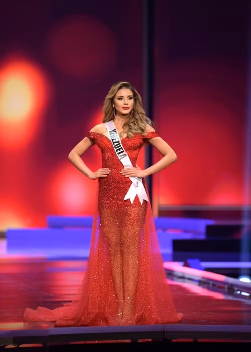 Mariangel Villasmil ngày càng tỏa sáng, đặc biệt ở bán kết Hoa hậu Hoàn vũ Thế giới 2020. Đại diện Venezuela gây ấn tượng nhờ vẻ thanh lịch trên sân khấu cũng như khả năng giao tiếp tiếng Anh khá tốt.