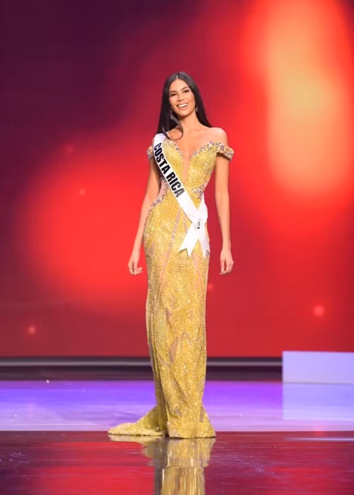 Đến từ Costa Rica, Ivonne Cerdas được nhiều khán giả đặt kỳ vọng tiến xa trong chung kết Hoa hậu Hoàn vũ Thế giới 2020 sau khi có phần trình diễn trang phục dạ hội ấn tượng ở bán kết.