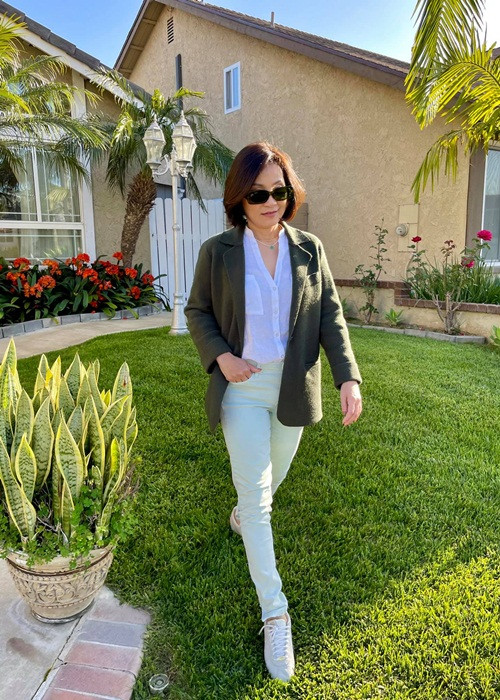 Hồng Đào cân bằng được cuộc sống sau khi hôn nhân tan vỡ. Nhiều bạn bè, đồng nghiệp khen cô ngày càng rạng rỡ.