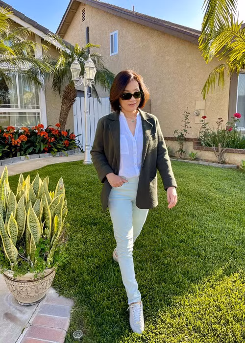 Hồng Đào cân bằng được cuộc sống sau khi hôn nhân tan vỡ. Nhiều bạn bè, đồng nghiệp khen cô ngày càng rạng rỡ.