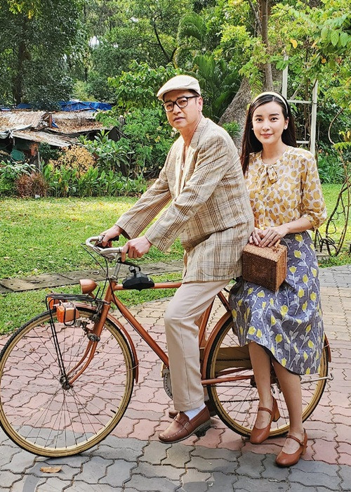 Sau khi ly hôn, Quang Minh thường bị mọi người hỏi về tình yêu mới. Thậm chí, mỗi khi anh chụp ảnh, đi chung với ai cũng bị đồn hẹn hò. Quang Minh cho biết, một người bạn nói ngại đi chung với anh vì sợ vướng nghi vấn yêu đương.