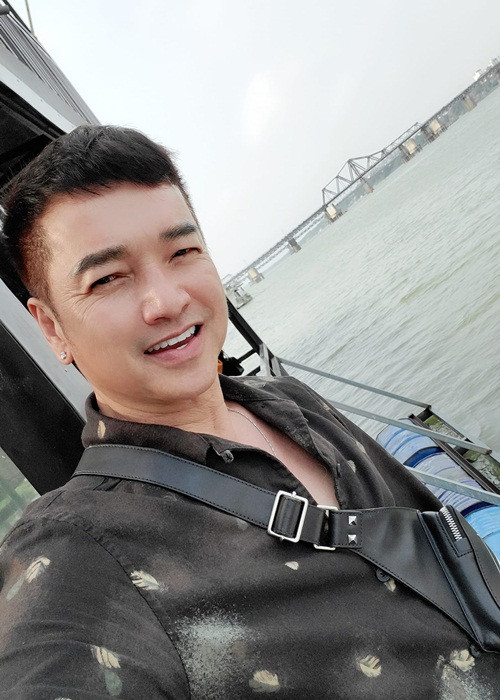 Quang Minh giữ mối quan hệ tốt đẹp với Hồng Đào hậu ly hôn. Anh từng gửi lời chúc mừng sinh nhật đến vợ cũ. Mới đây, Quang Minh chia sẻ hình ảnh Hồng Đào bên hai con gái đồng thời viết: "Một người mẹ luôn sát cánh hai con. Cảm ơn em vì mọi thứ em nha. Chúc mừng Ngày của mẹ".