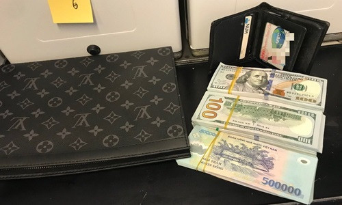 Hanh khach bo quen hon 1 ty tren may bay