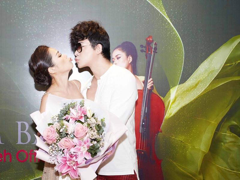 Nathan Lee từng gây xôn xao khi thân mật với Mỹ Lệ tại một sự kiện. Trước những ý kiến trái chiều, Nathan Lee lên tiếng: "Tôi hôn Mỹ Lệ thì cũng có sao đâu mà ồn ào vậy? Tôi không cần "làm màu" vì tôi cũng khá nổi tiếng rồi mà? Đó là những phút giây thân thiết của hai chị em thôi sao người ta lại "ném đá" vậy?". Ảnh: Người đưa tin