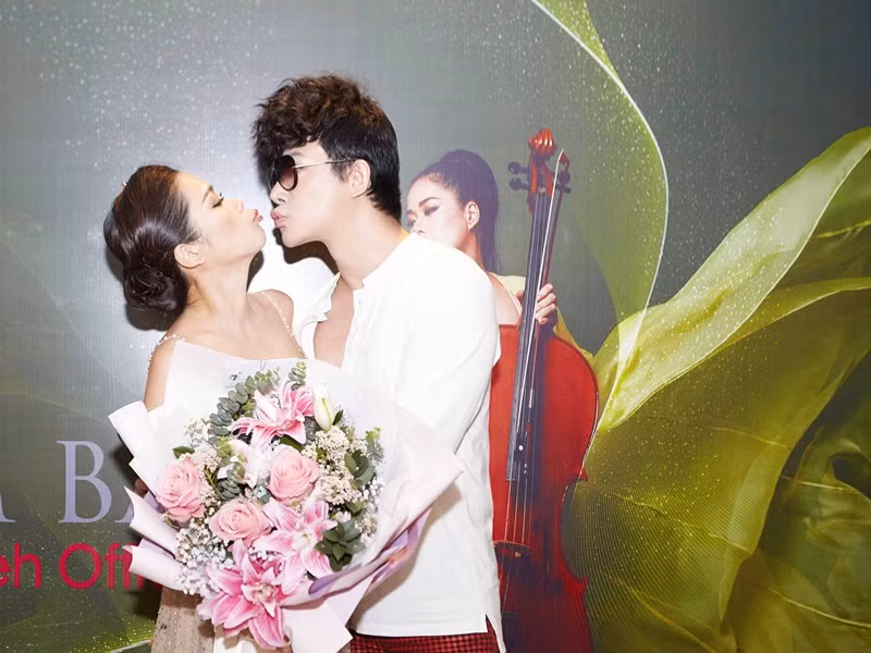 Nathan Lee từng gây xôn xao khi thân mật với Mỹ Lệ tại một sự kiện. Trước những ý kiến trái chiều, Nathan Lee lên tiếng: "Tôi hôn Mỹ Lệ thì cũng có sao đâu mà ồn ào vậy? Tôi không cần "làm màu" vì tôi cũng khá nổi tiếng rồi mà? Đó là những phút giây thân thiết của hai chị em thôi sao người ta lại "ném đá" vậy?". Ảnh: Người đưa tin