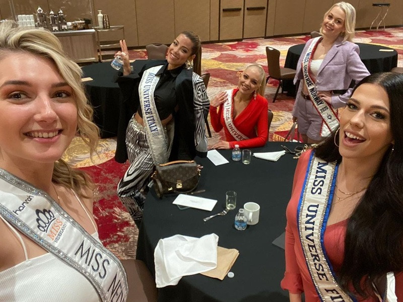 Ngày 7/5 (theo giờ Mỹ), các thí sinh bắt đầu các hoạt động đầu tiên như thử trang phục, chụp hình, quay video.