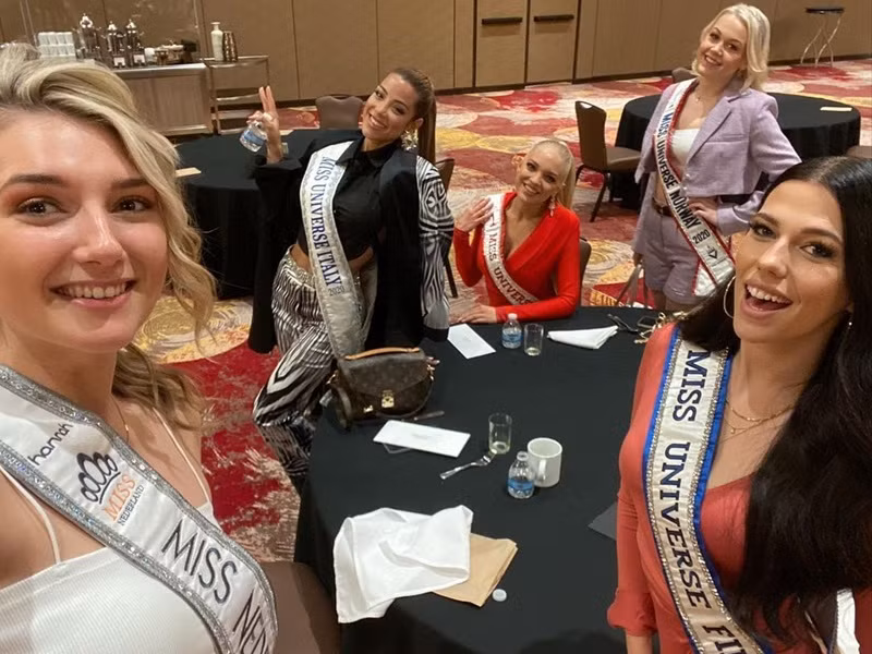 Ngày 7/5 (theo giờ Mỹ), các thí sinh bắt đầu các hoạt động đầu tiên như thử trang phục, chụp hình, quay video.