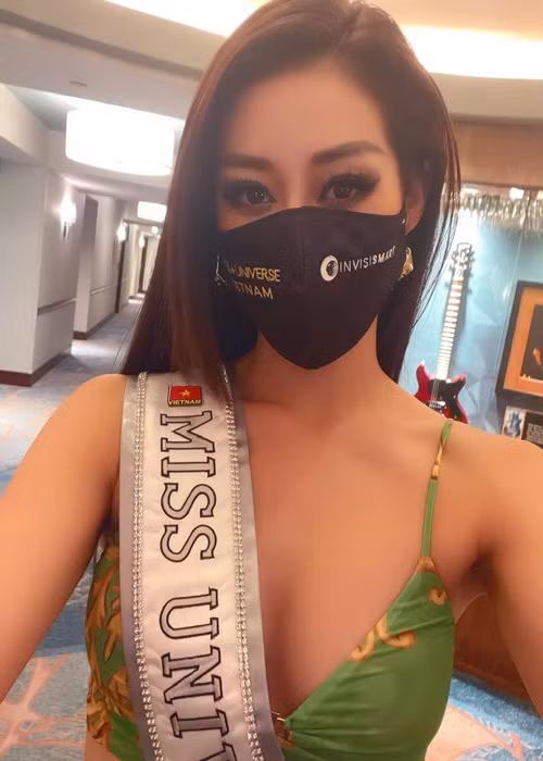 Mới đây, tham gia một hoạt động của cuộc thi, Khánh Vân nổi bật nhờ diện trang phục gợi cảm, tông màu rực rỡ.