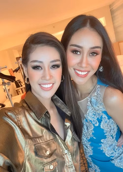 Mới đây, Hoa hậu Khánh Vân nhận phòng ở cuộc thi Miss Universe 2020 - Hoa hậu Hoàn vũ Thế giới 2020. Đại diện Việt Nam ở chung với đại diện Malaysia - Francisca Luhong James. Dù đến trước nhưng Khánh Vân vẫn quyết định chờ bạn cùng phòng chọn giá treo đồ trước. Hành động của Khánh Vân được nhiều người khen ngợi.
