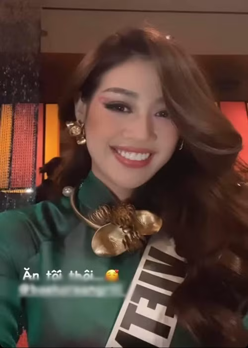 Đại diện Việt Nam kết hợp trang phục áo dài với phụ kiện đồng điệu được chế tác riêng với hình ảnh hoa sen trên hoa tai, kiềng cổ và túi cầm tay.