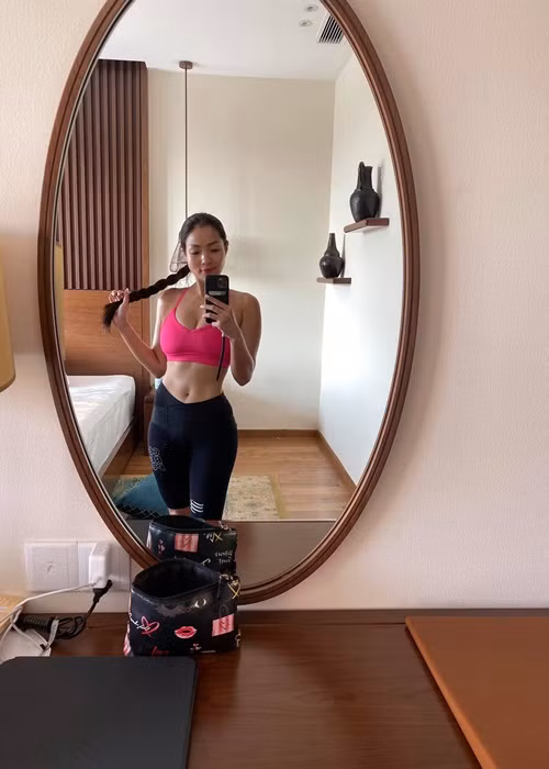 Thủy Top khoe vòng eo săn chắc khi diện đồ thể thao.