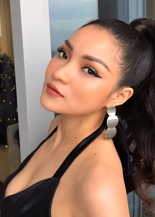 Thủy Top nổi trên mạng xã hội nhờ vẻ ngoài gợi cảm với vòng một nảy nở tự nhiên.