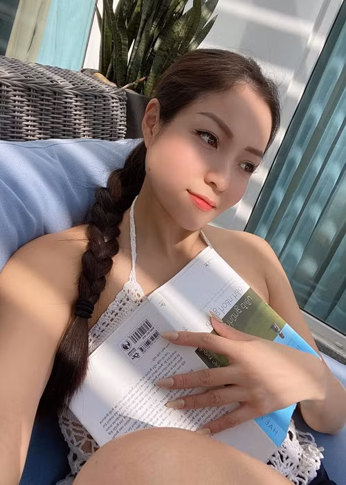 Bị lôi vào ồn ào của đại gia Đức An - Ngọc Thúy, Thủy Top có động thái nhờ Phan Như Thảo lên tiếng đính chính. "Chị giúp em nha. Chứ cũng ảnh hưởng tới công việc của em quá! Em cũng biết chị khổ lắm mà", nội dung tin nhắn của Thủy Top gửi cho Phan Như Thảo.