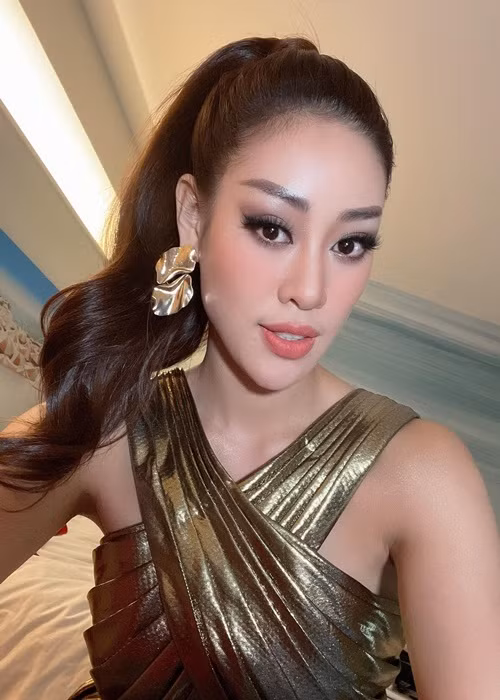 Ngoài ra, trong chung kết, sau khi top 5 trả lời ứng xử, ban tổ chức sẽ trao vương miện cho tân hoa hậu và 4 cô gái còn lại sẽ trở thành á hậu.