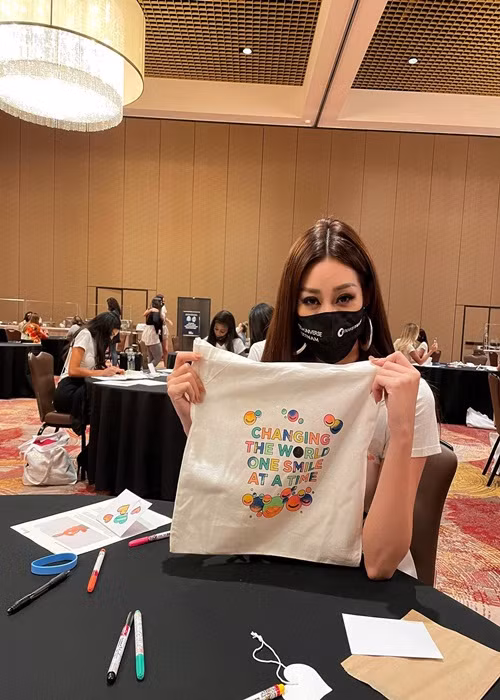 Người hâm mộ và hội chị em thân thiết của Khánh Vân đang kêu gọi bình chọn để Khánh Vân có cơ hội lọt top 21 chung cuộc.