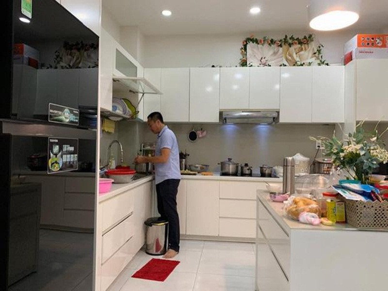 Hình ảnh chồng Vy Oanh vào bếp nấu ăn cho gia đình giữa ồn ào của Vy Oanh và bà Phương Hằng.